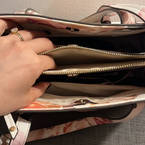 Purse with faux-acrylic painted roses, 5 interior pockets, 2 exterior, - Picture 4 of 4